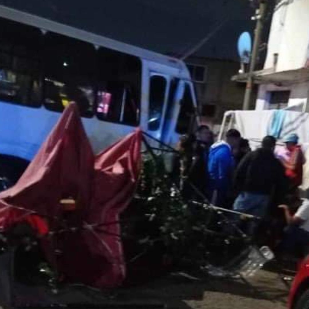 Microbús Mal Estacionado Choca Contra Puesto Ambulante en Naucalpan