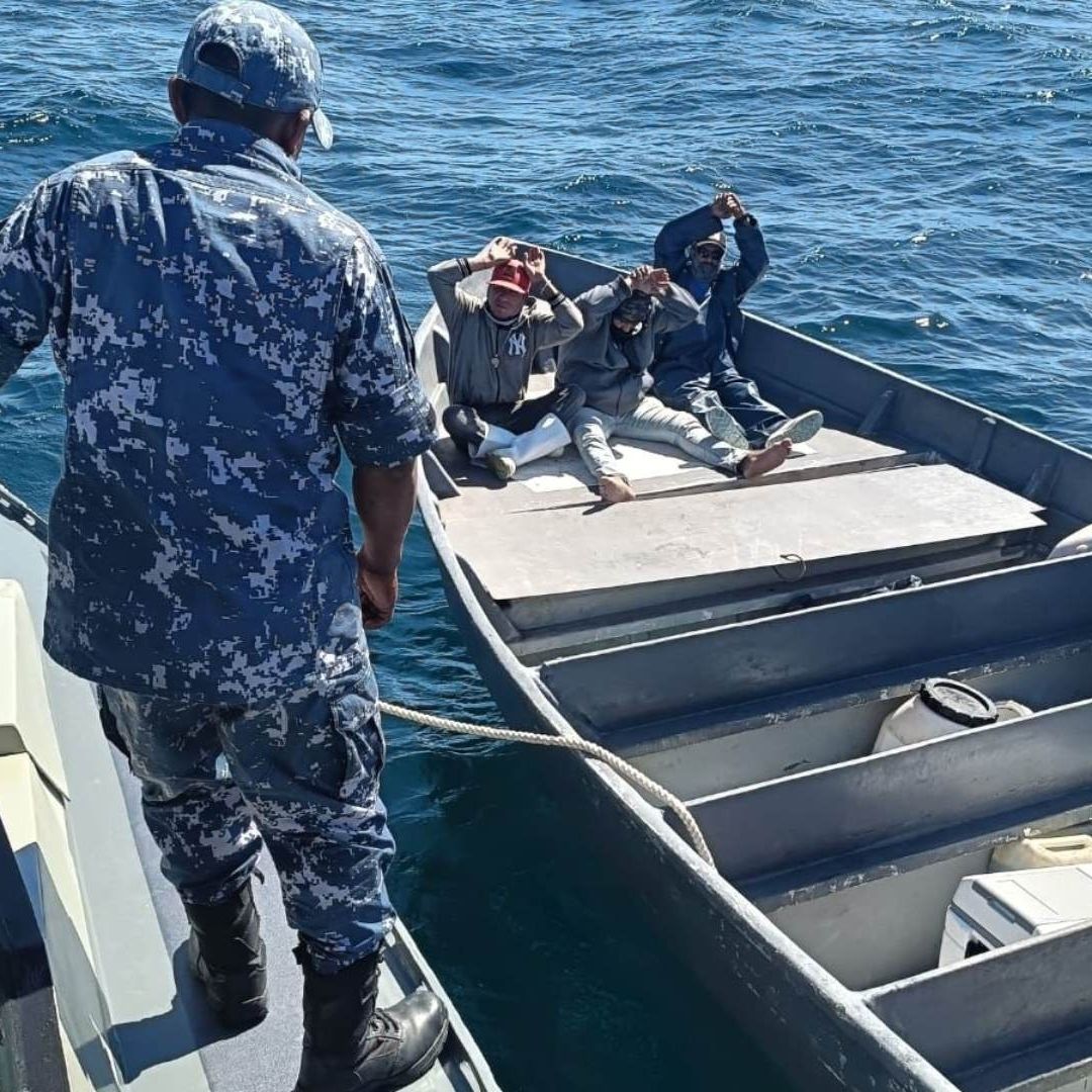 Operativo en Mar de Puerto Vallarta: Decomisan Combustible que Podría Abastecer a Delincuentes