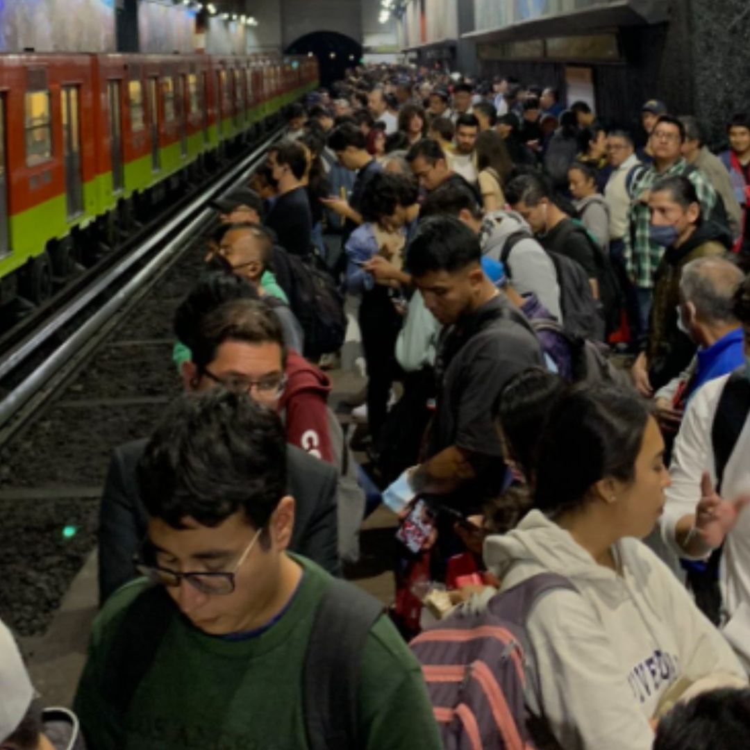 Aglomeraciones en andenes de la Línea 3 del Metro. Usuarios en la estación Copilco