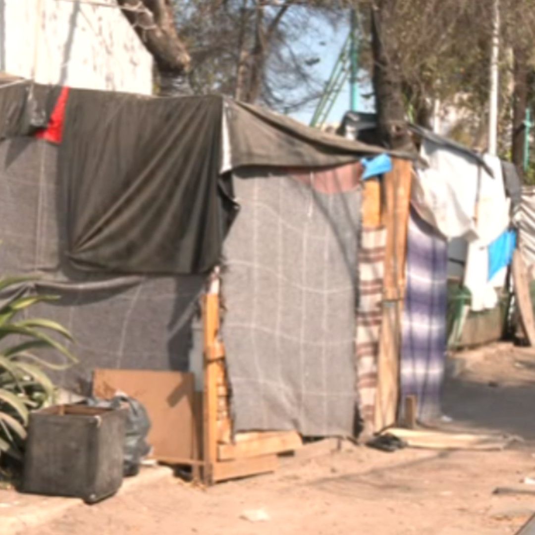 Campamento improvisado de migrantes en condiciones precarias en la frontera norte de México
