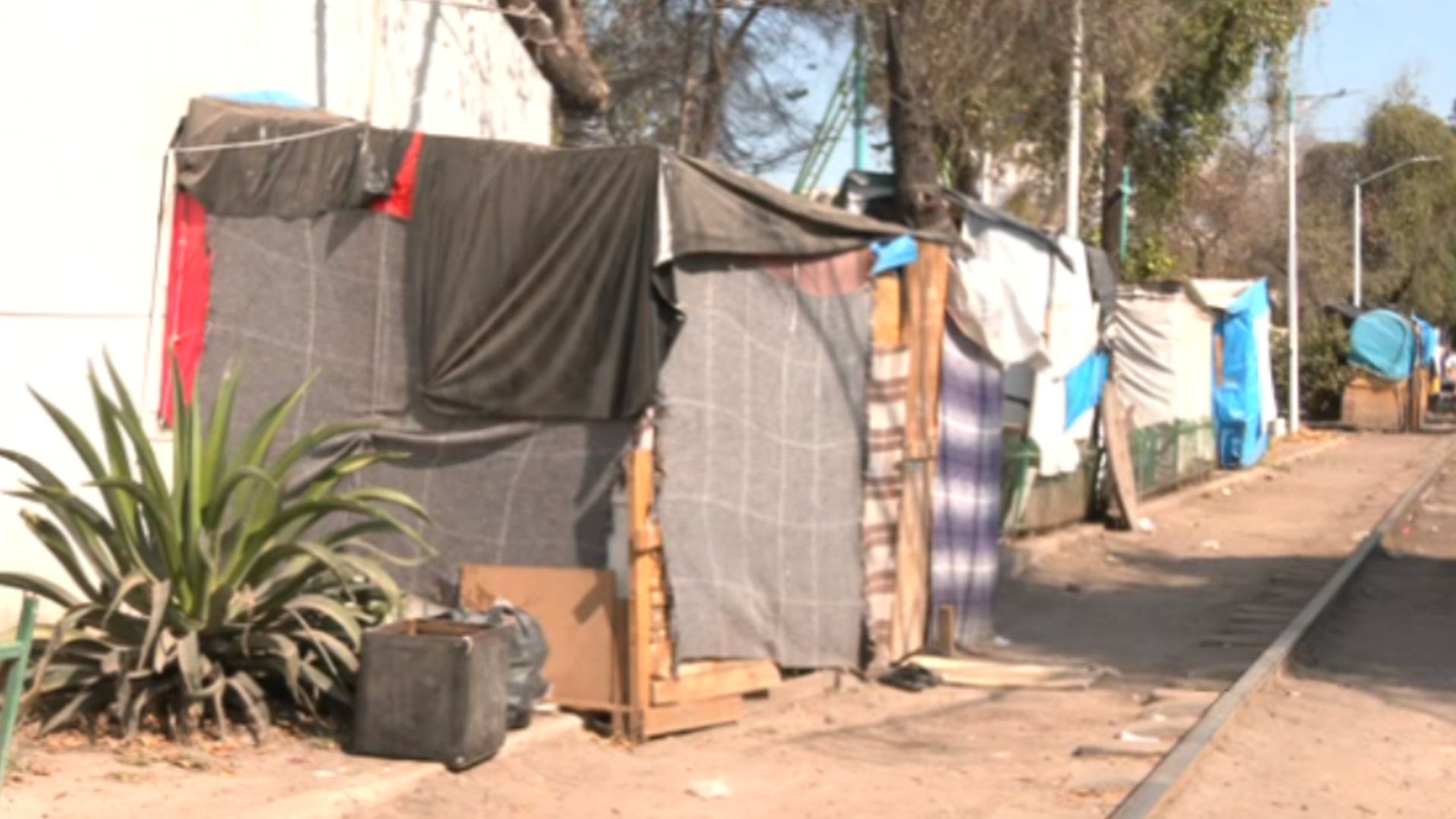 Campamento improvisado de migrantes en condiciones precarias en la frontera norte de México