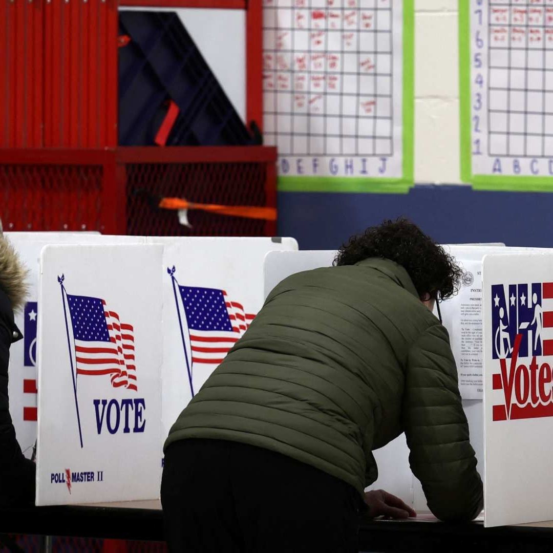 Los votantes llenan sus papeletas en la Escuela Webster poco después de que se abrieran las urnas en las elecciones primarias presidenciales de New Hampshire