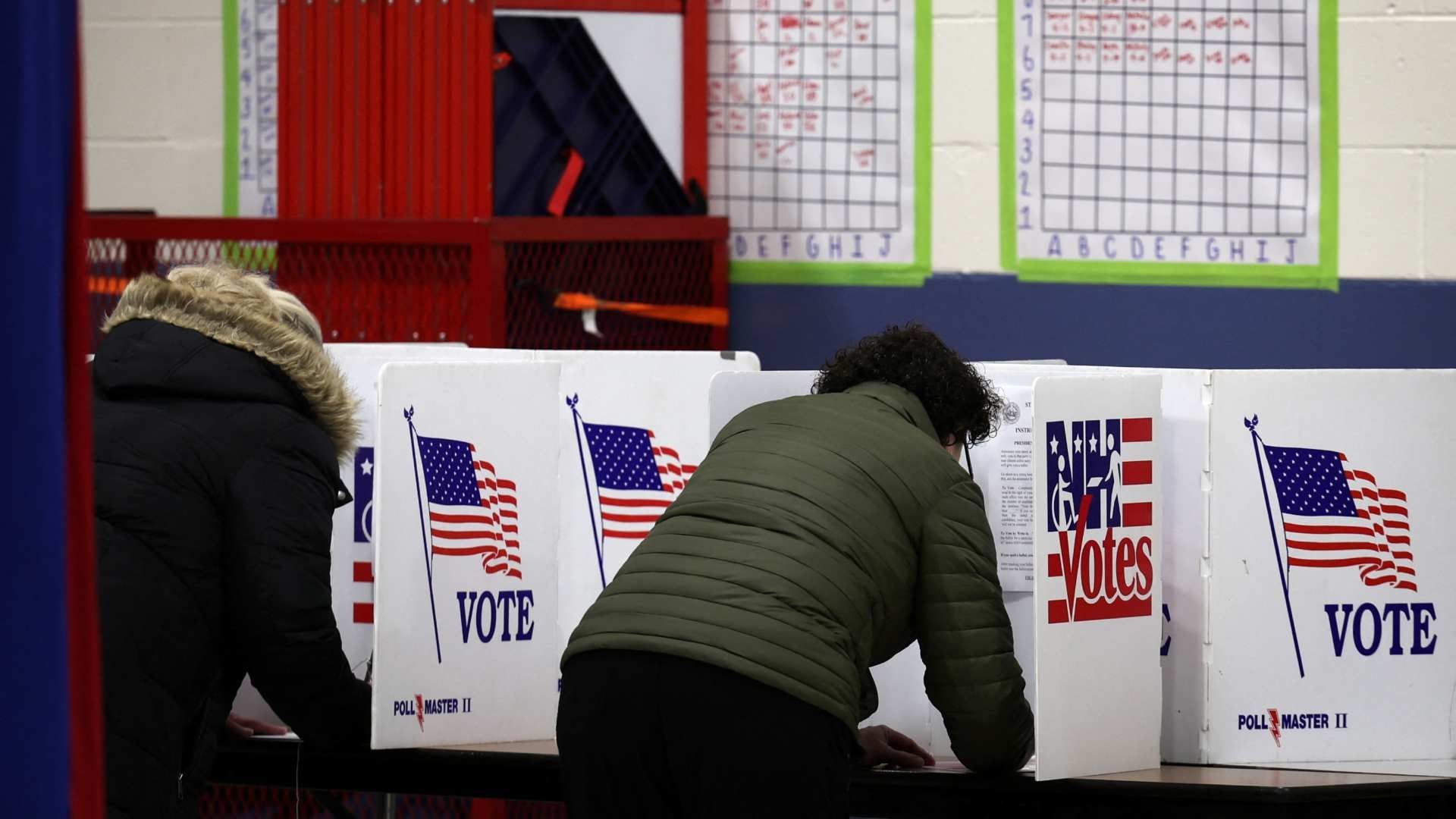 Los votantes llenan sus papeletas en la Escuela Webster poco después de que se abrieran las urnas en las elecciones primarias presidenciales de New Hampshire