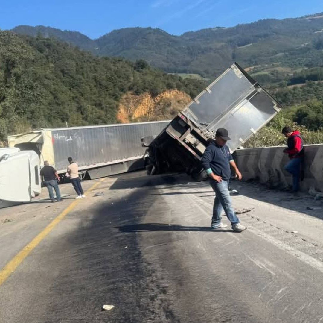 Bloqueo por Accidente de Tráileres y Auto Particular en Cumbres de Maltrata en Autopista Puebla-Orizaba