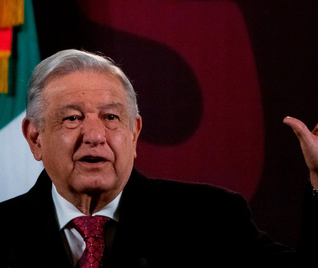 El Presidente AMLO habla enérgicamente durante una conferencia sobre el caso Ayotzinapa