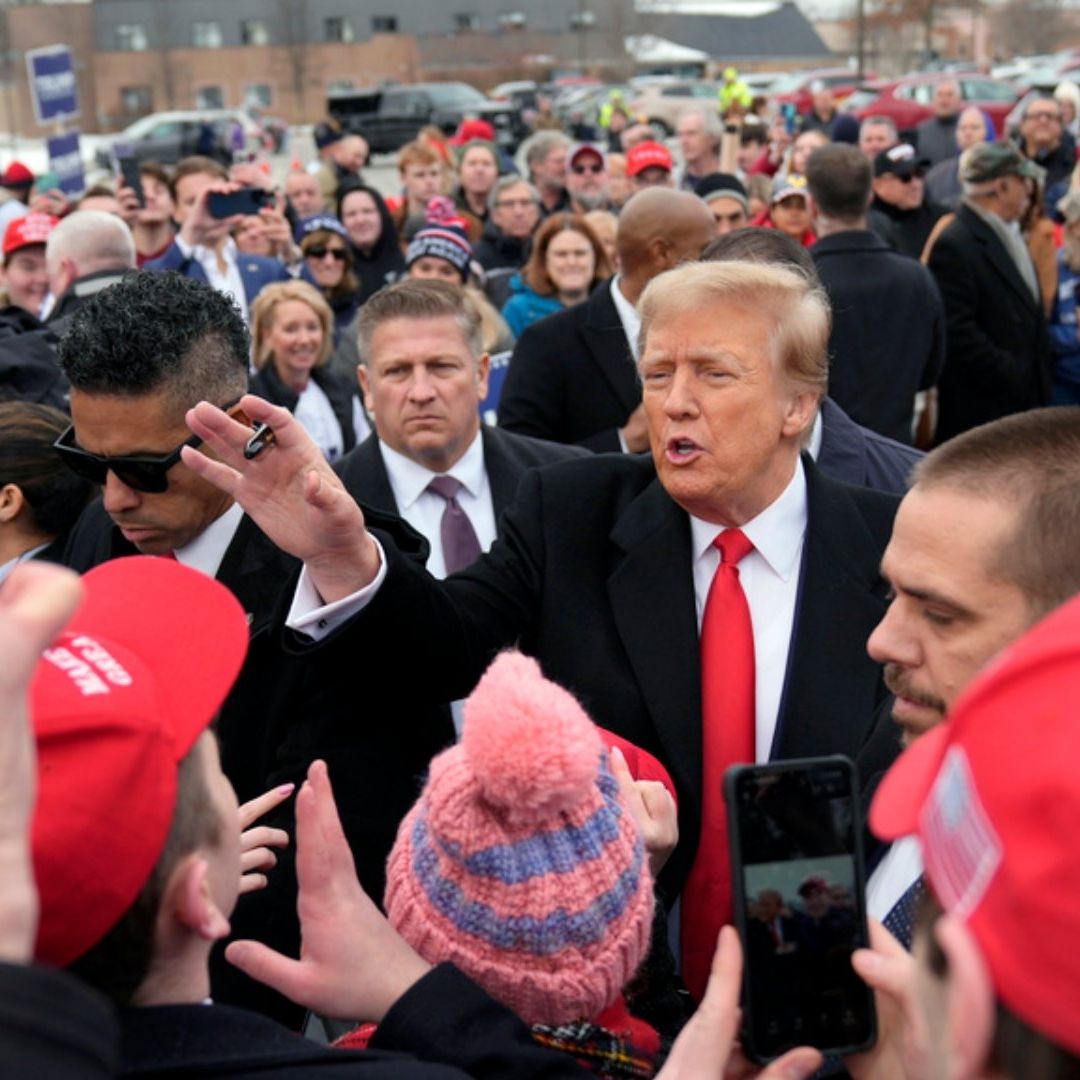 El candidato presidencial republicano Donald Trump llega a un acto de campaña en Londonderry, New Hampshire
