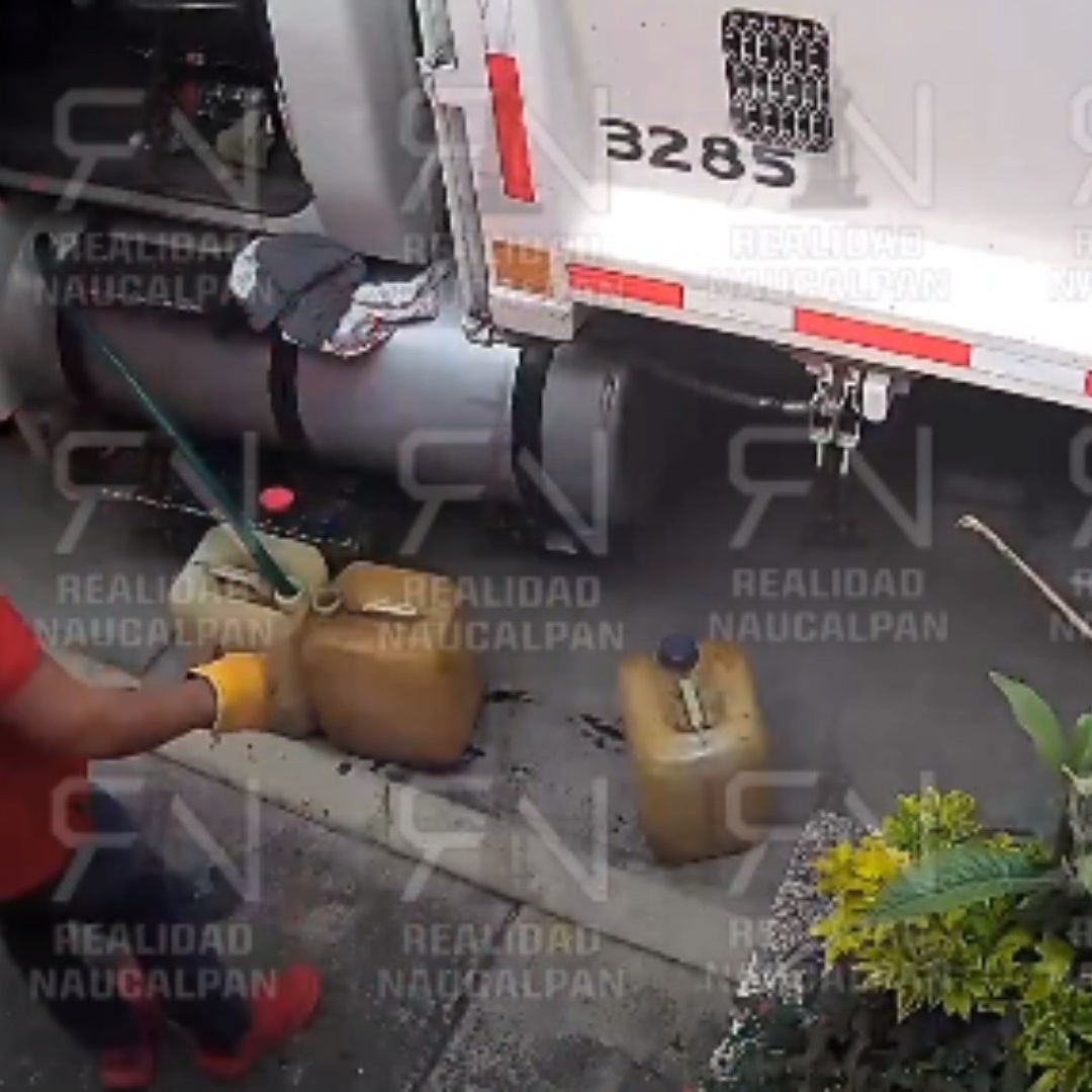 Video: Trabajadores de Limpia Robando Gasolina del Camión en Naucalpan