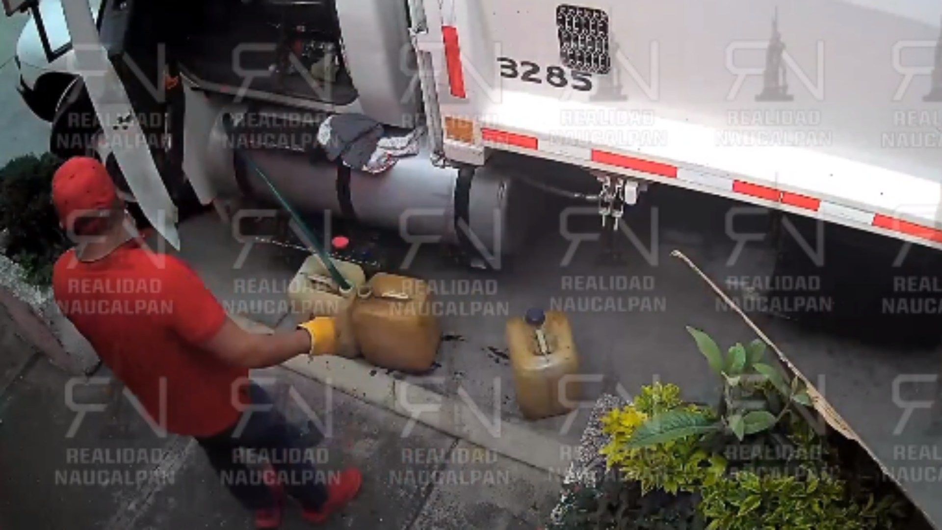 Video: Trabajadores de Limpia Robando Gasolina del Camión en Naucalpan