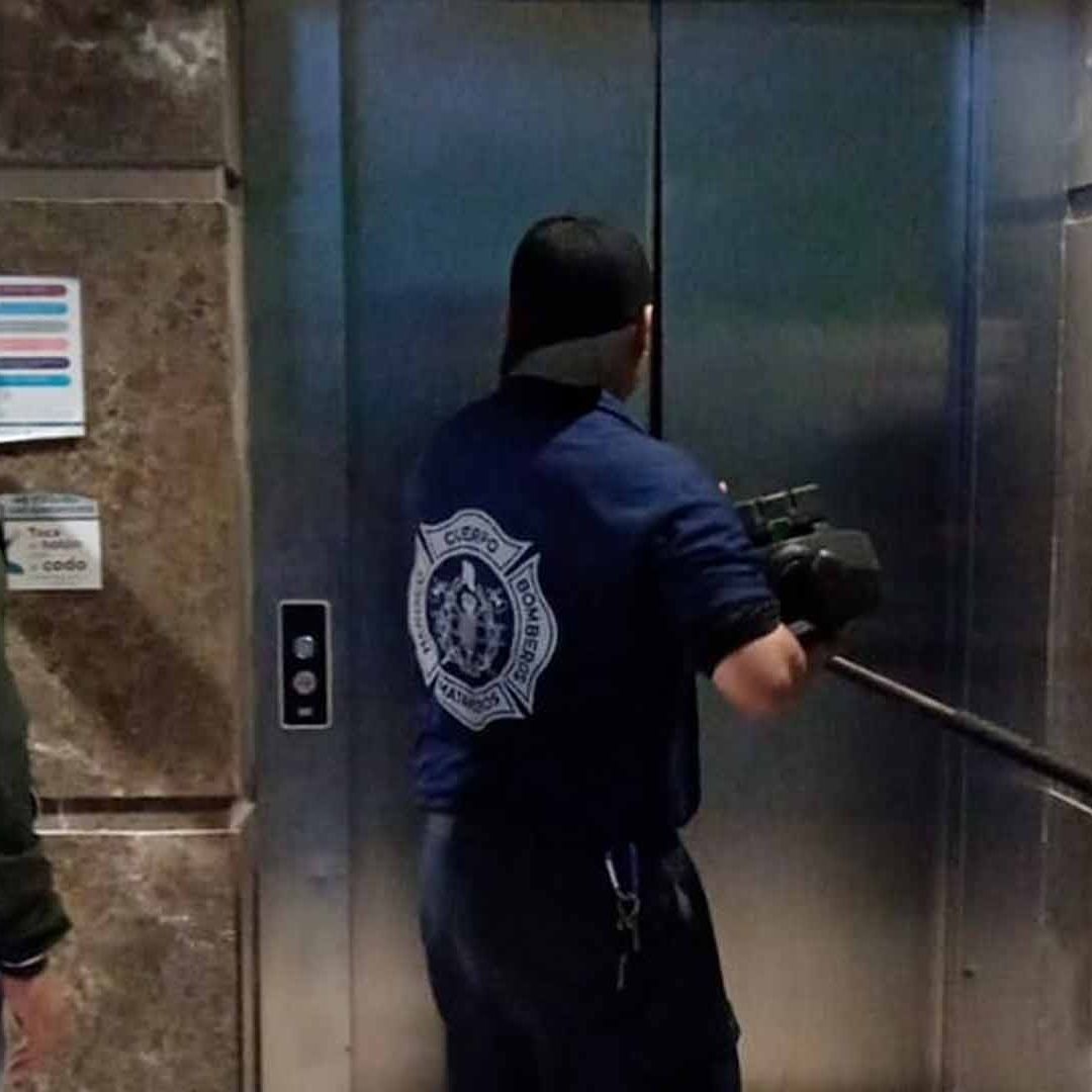 PC Rescata a Ocho Personas Atrapadas en Elevador de Clínica Plus del IMSS en Matamoros