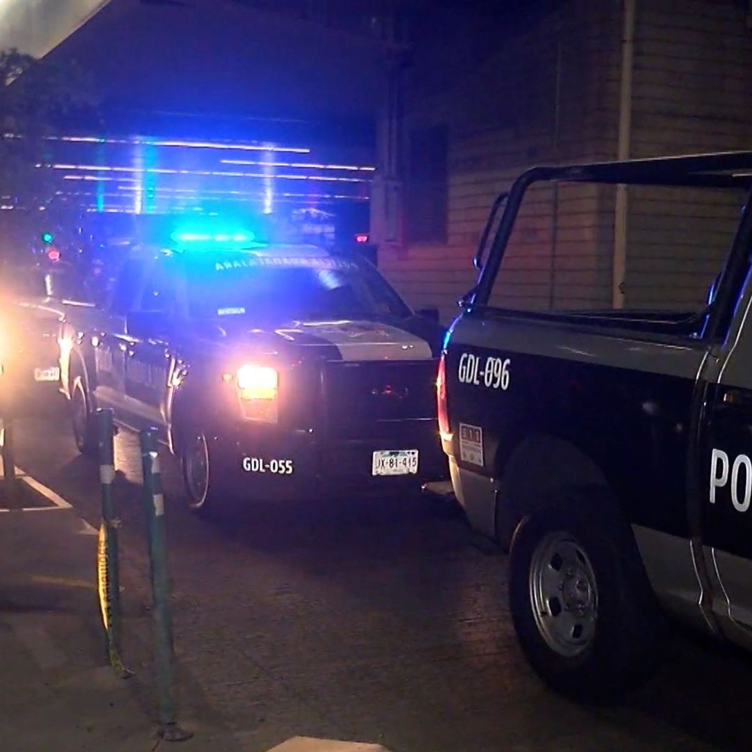 El hombre cayó y se cortó con un envase de cerveza.