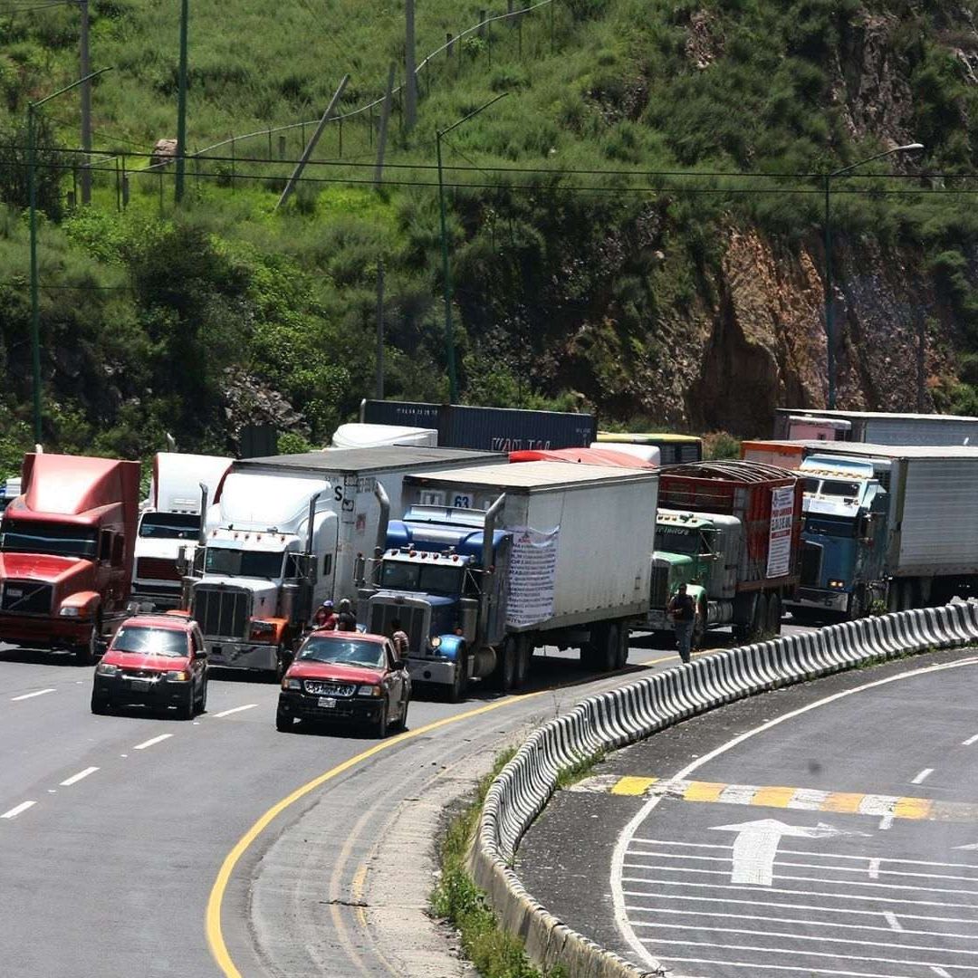Camiones de carga y transportistas sobre la Autopista México-Querétaro