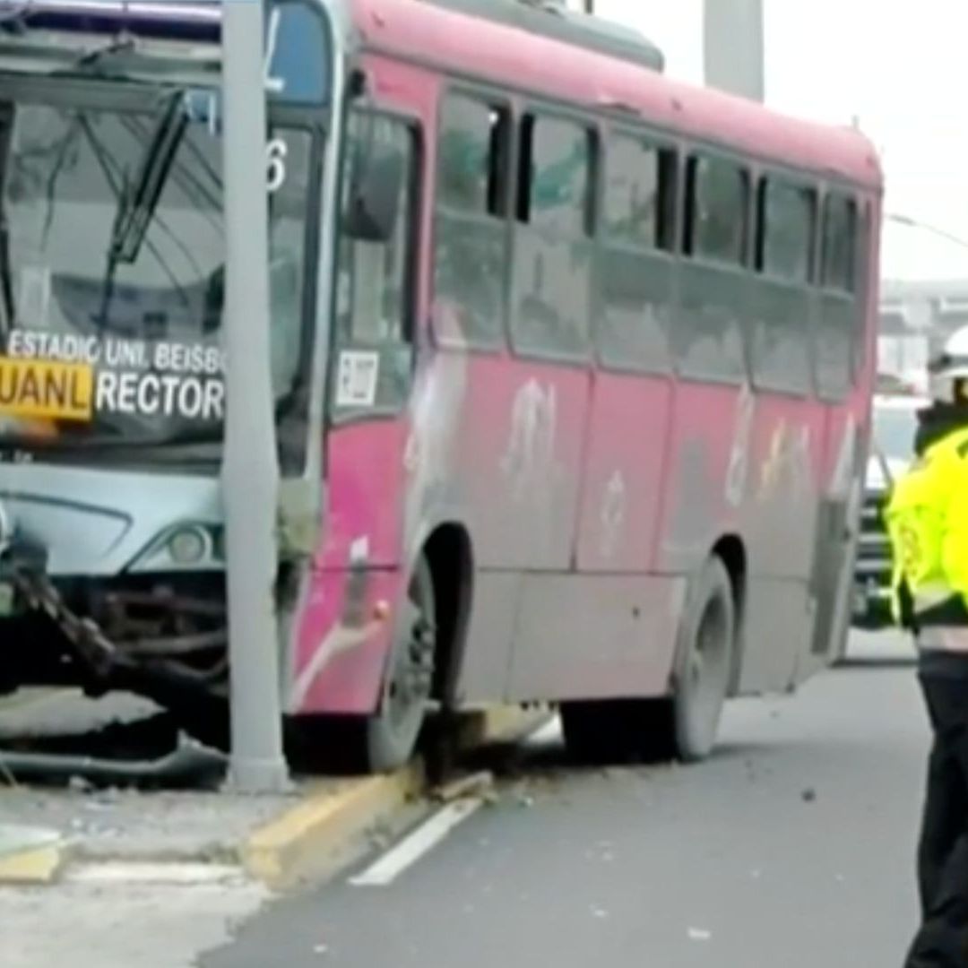 En este camión de transporte público viajaban otros pasajeros que a pesar de lo aparatoso solo presentaron lesiones leves.