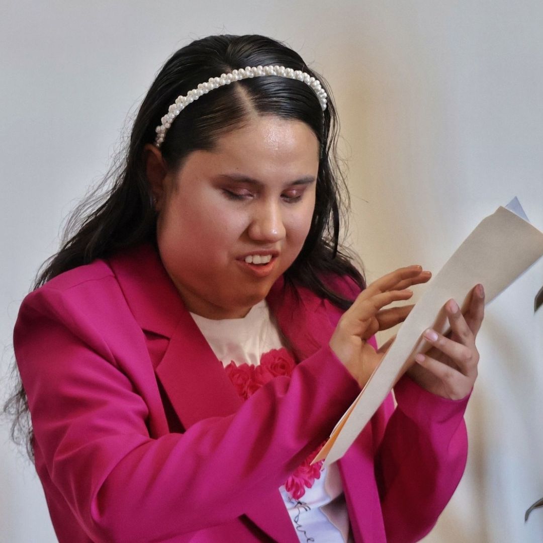 La Emoción de Leer con los Dedos: En Hidalgo, Mujer Recibe su Acta de Nacimiento en Braille