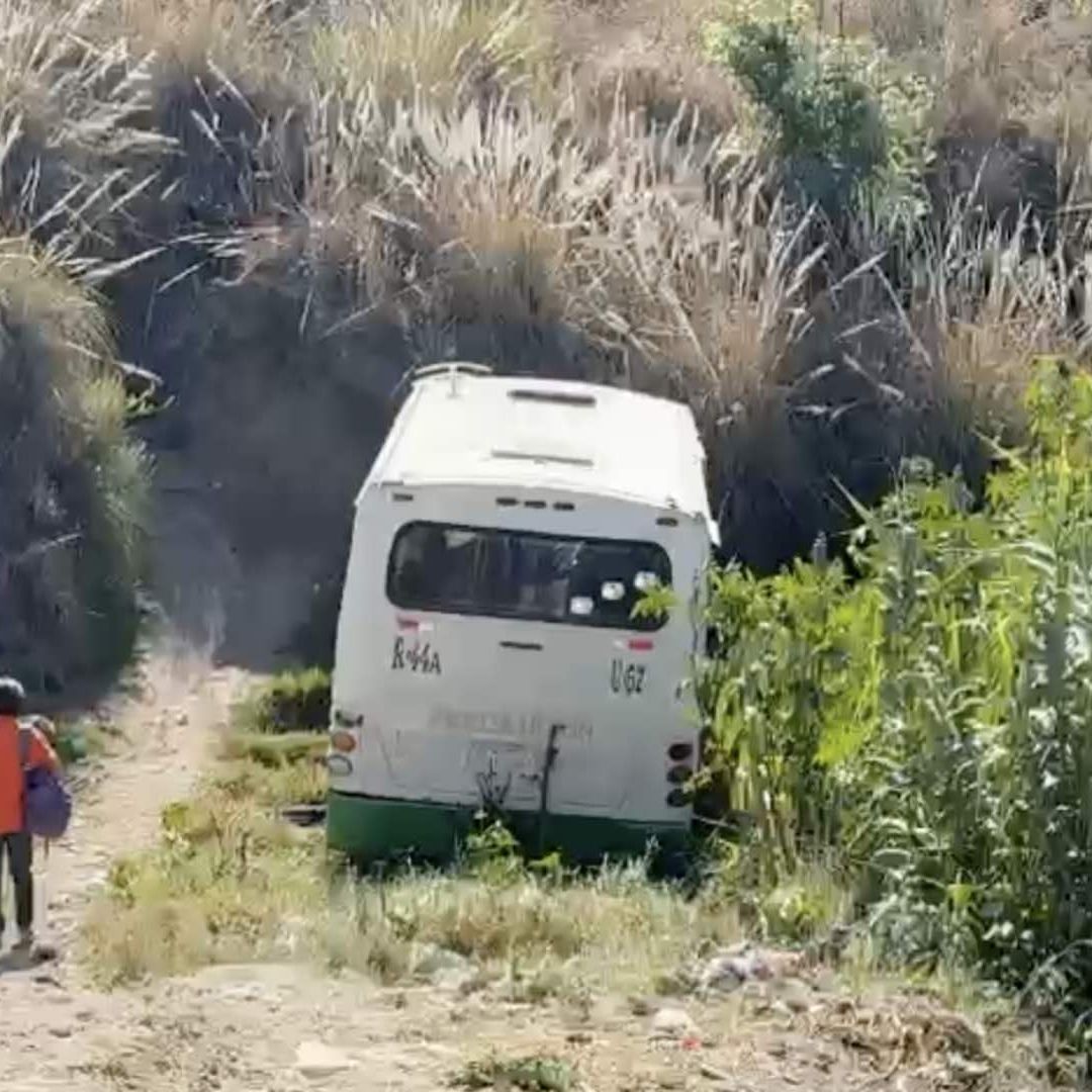 Ruta 44 A Cayó a Barranca de Cuatro Metros de Profundidad en San Jerónimo Caleras en Puebla