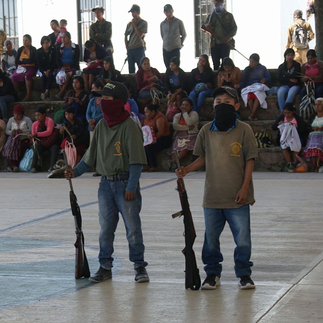 Niños que apenas rebasan el tamaño de un rifle son incorporados a las autodefensas de Ayahualtempa, en Guerrero