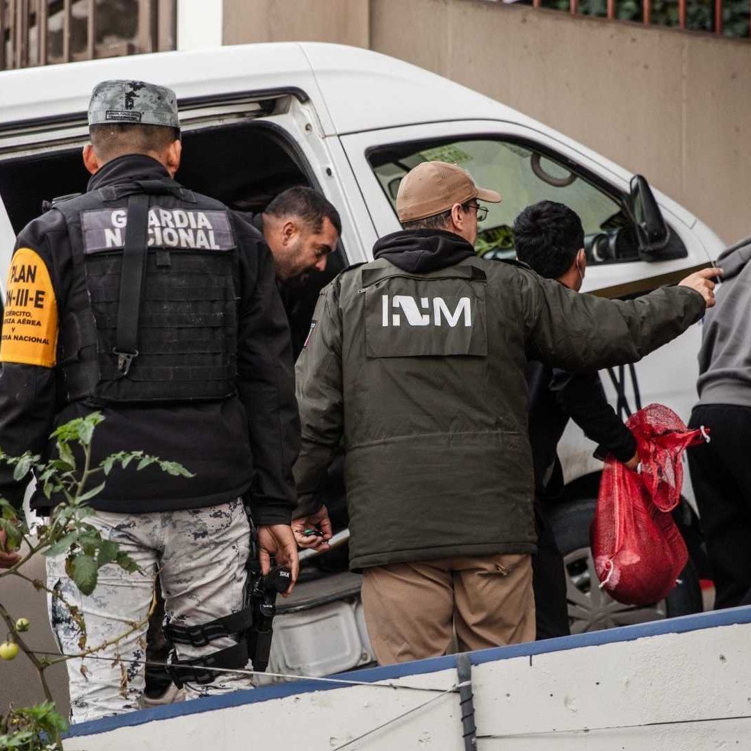 Personal de INM recibiendo a repatriados