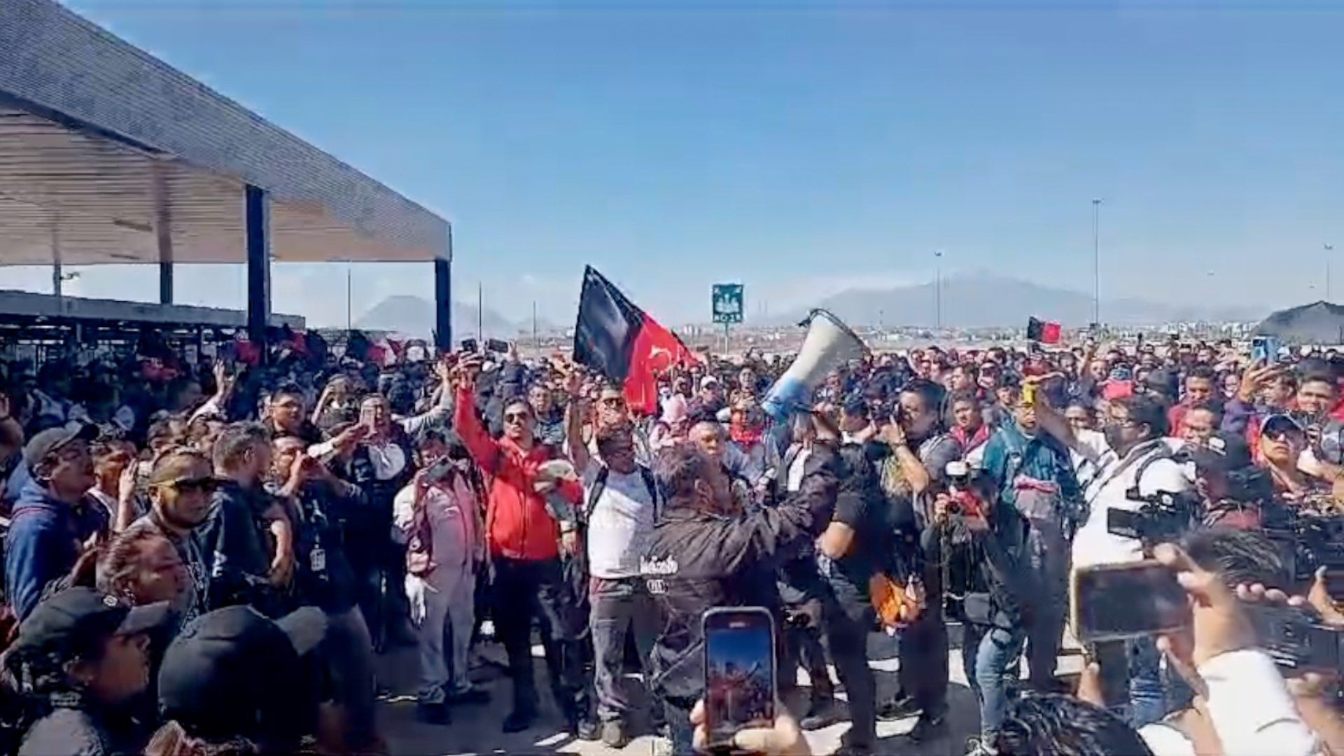 Empleados se manifestaron en contra de la armadora alemana tras no llegar a un acuerdo salarial.