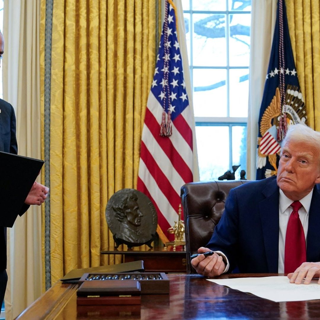 Donald Trump sigue firmando órdenes ejecutivas, mientras lanza amenazas a sus socios comerciales.