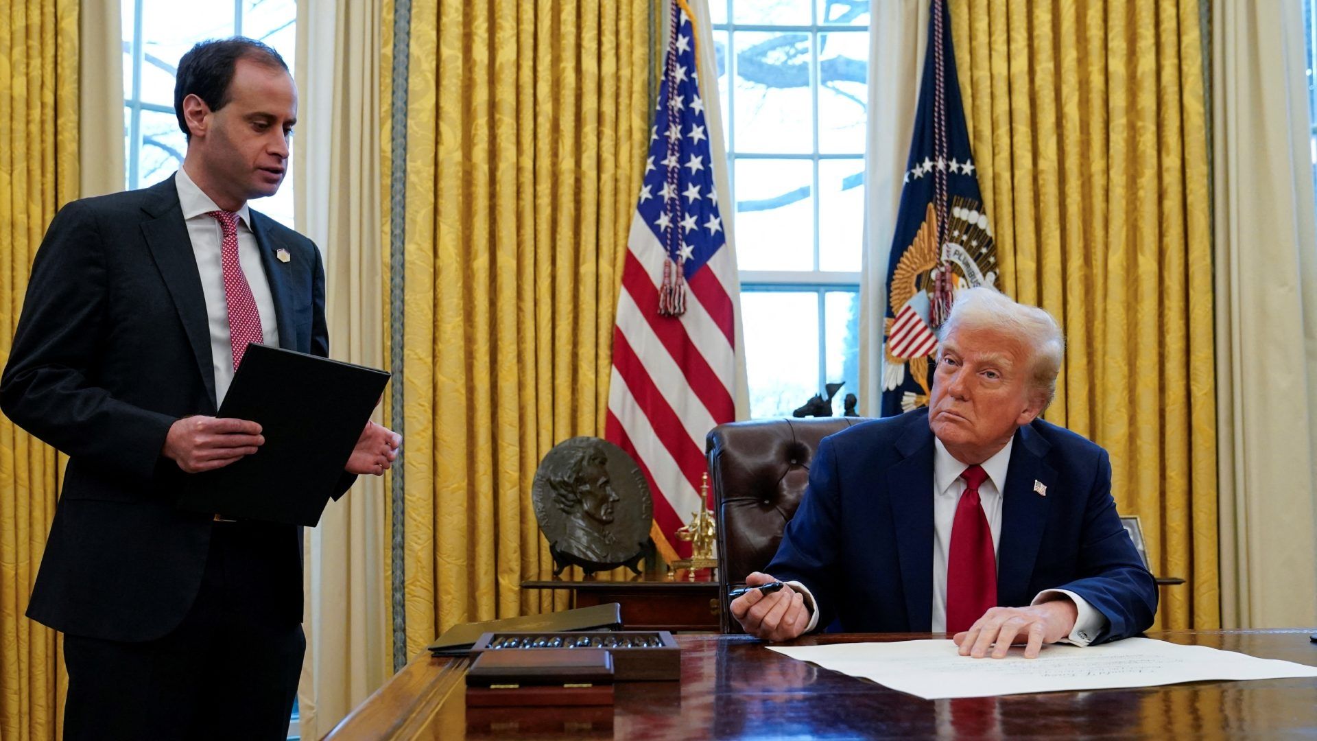 Donald Trump sigue firmando órdenes ejecutivas, mientras lanza amenazas a sus socios comerciales.