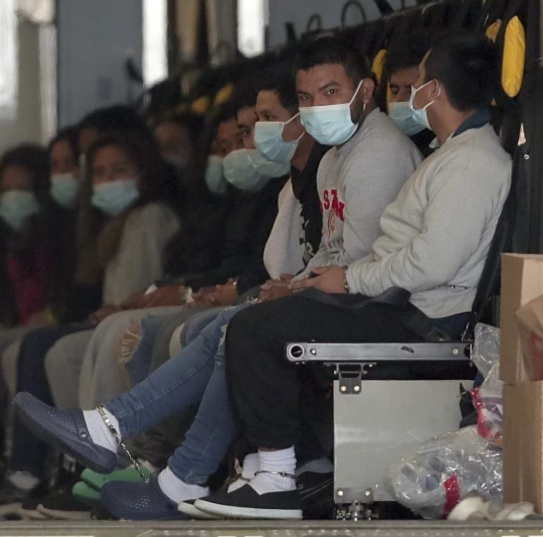 México Prohíbe a Avión Militar de EUA Usar su Espacio Aéreo; Vuelo Deportaba a Guatemaltecos.