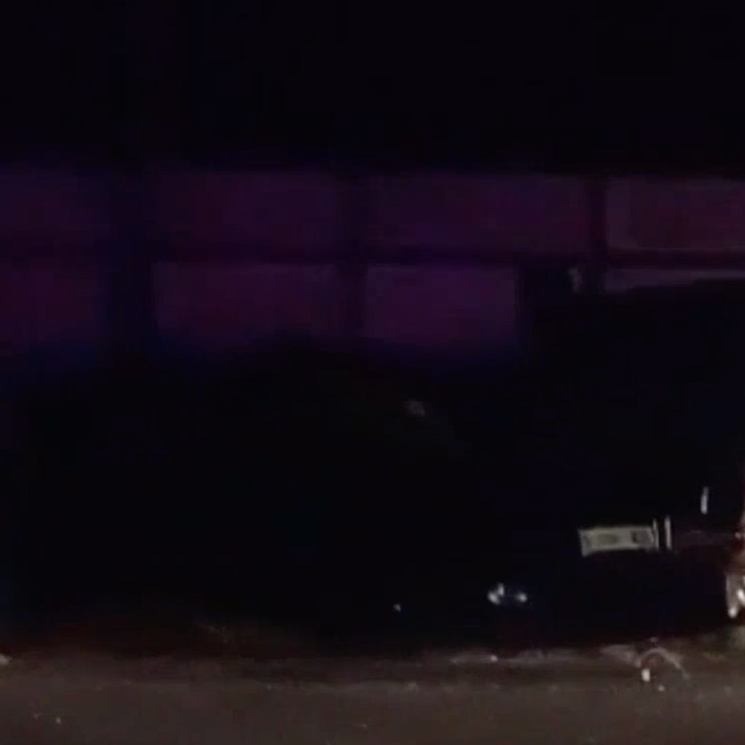 Auto volcado frente al Complejo Petroquímico Coatzacoalcos
