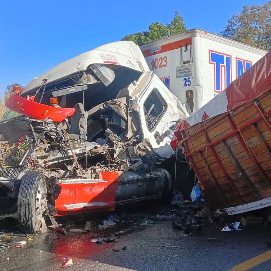 Qué Pasó en la Autopista Amozoc-Perote; Accidente entre Dos Tráileres Provocan Cierre Total
