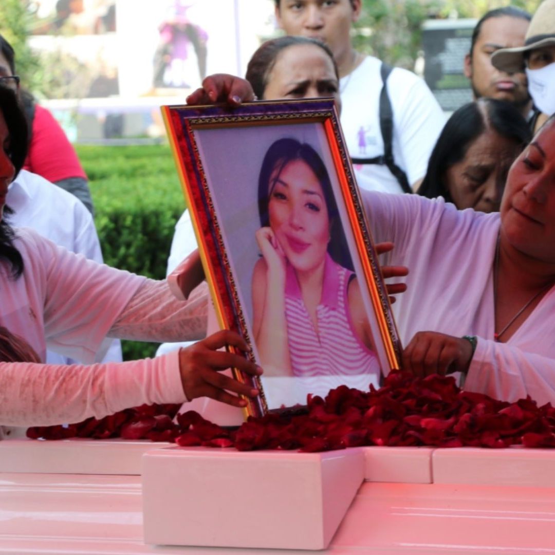Último Adiós, Llevan Ataúd a Glorieta de Mujeres que Luchan con Joven Hallada en el Ajusco
