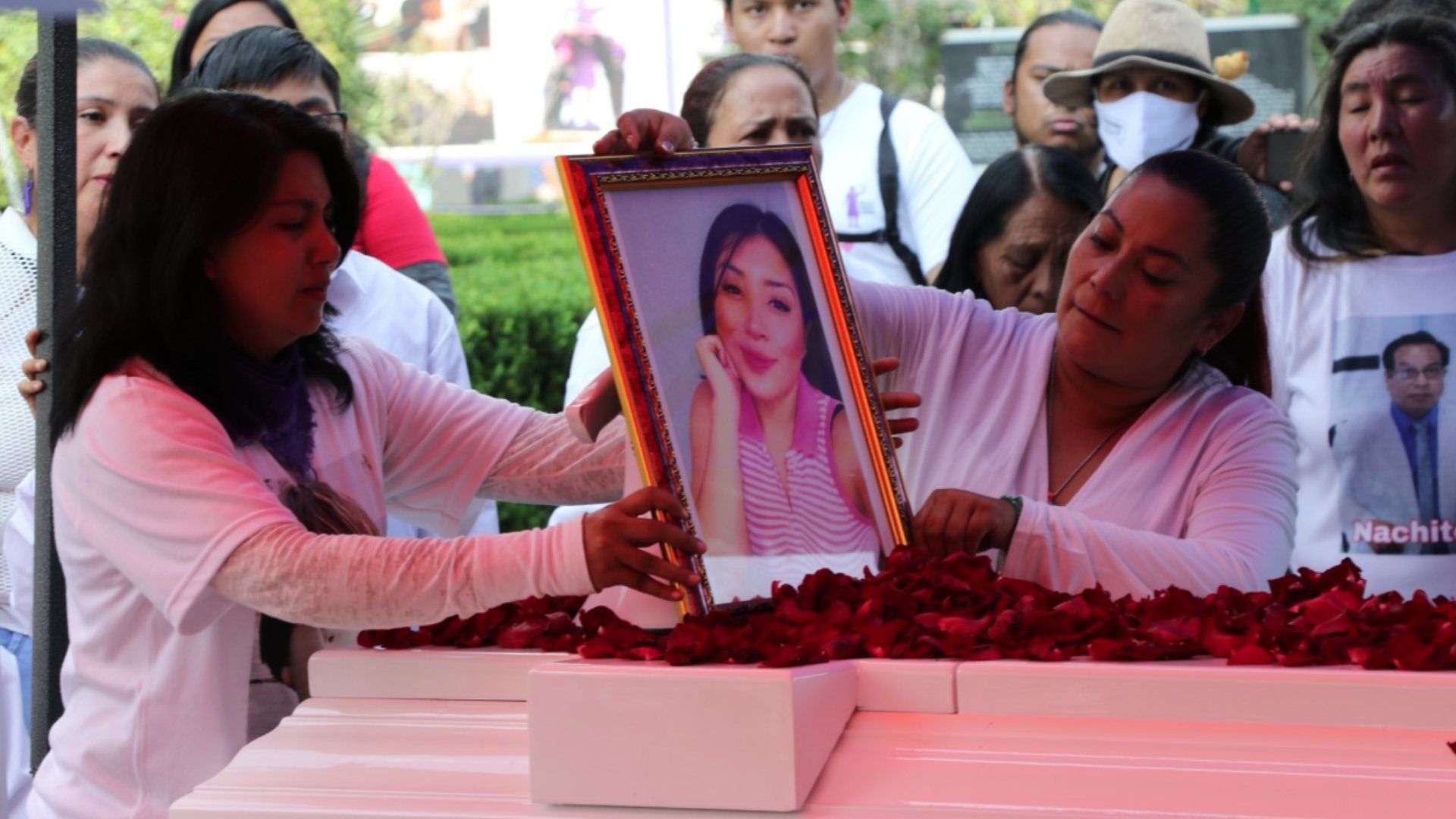 Último Adiós, Llevan Ataúd a Glorieta de Mujeres que Luchan con Joven Hallada en el Ajusco