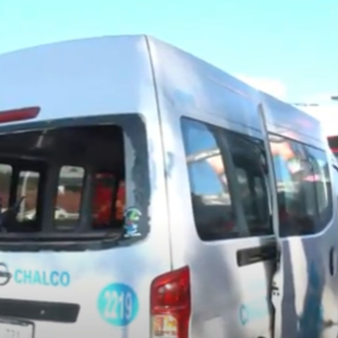 Choque de Metrobús y combi deja dos lesionados en la Venustiano Carranza