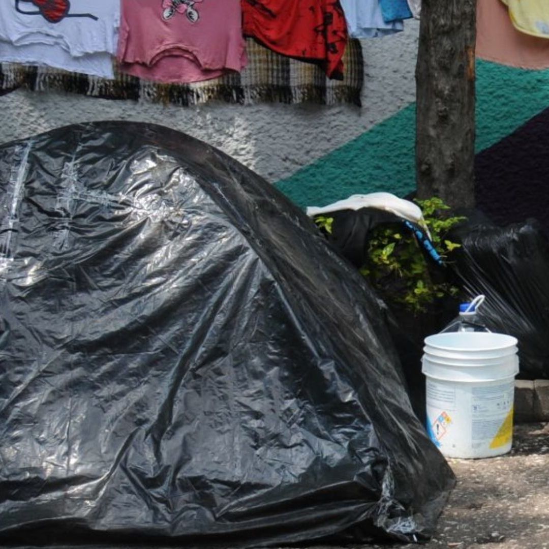 Migrante Instala Campamento sobre Avenida Chapultepec en Ciudad de México