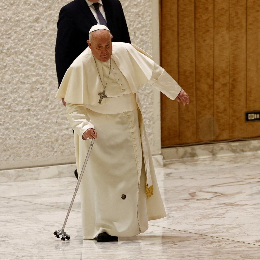 Papa Francisco Estuvo a Punto de Caer Durante Audiencia; el Mango de Su Bastón Se Rompió