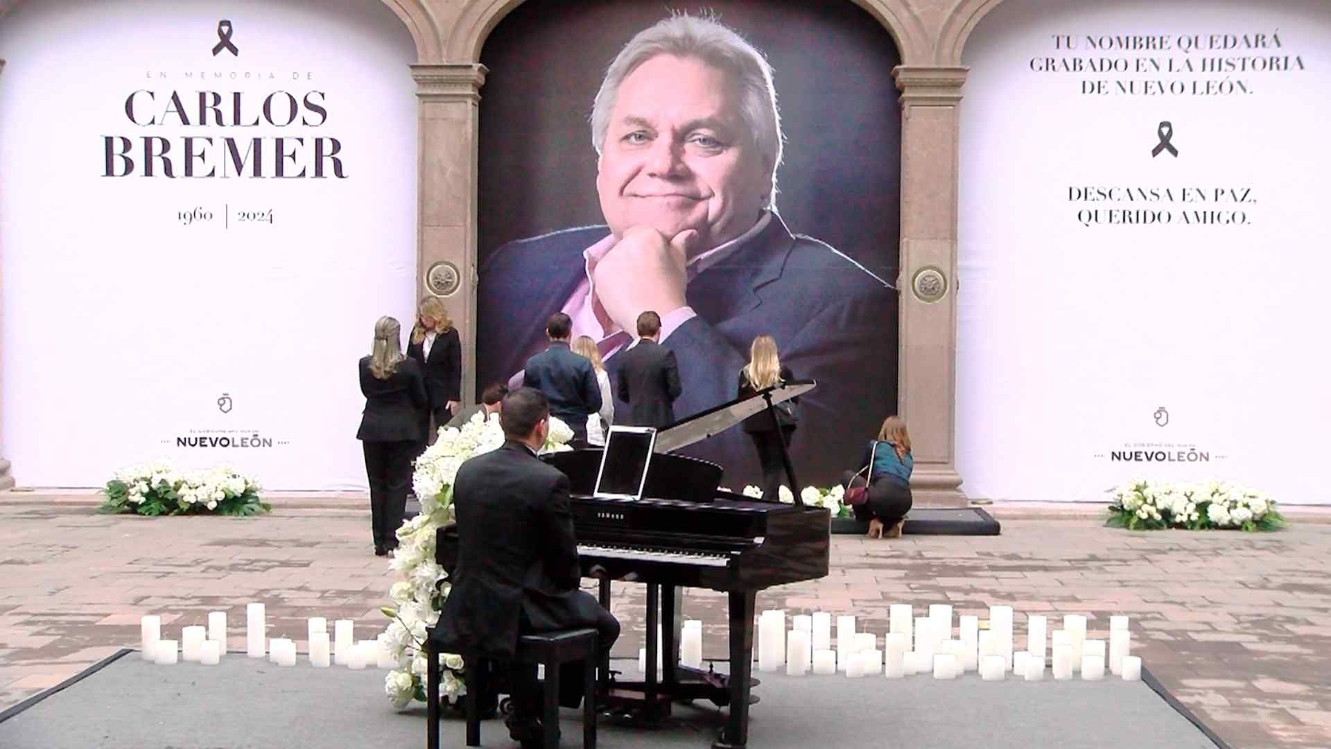 Familiares, amigos y autoridades estatales estuvieron presentes en este homenaje