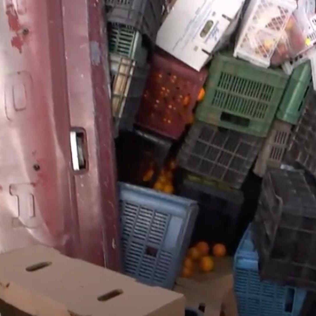 Trabajadores de una empresa estuvieron auxiliando a estos jóvenes para evitar otro accidente