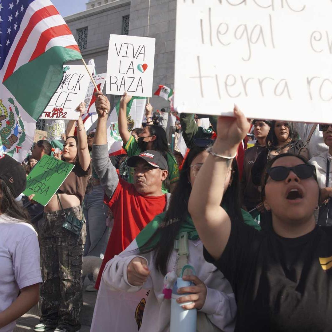 Manifestantes latinos en Los Ángeles