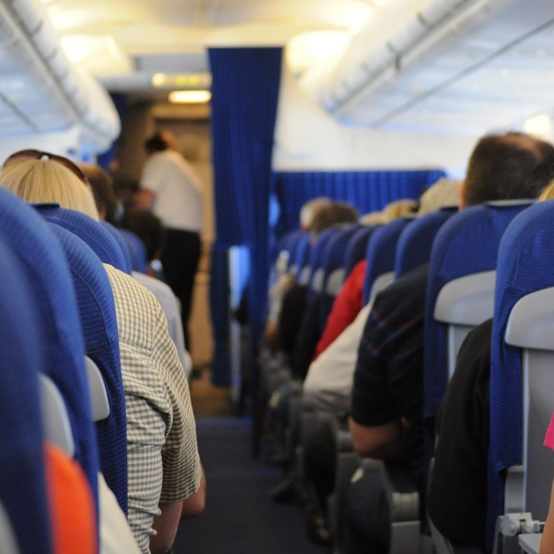 Mujer Obesa Niega Asiento de Avión a Niño y la Critican