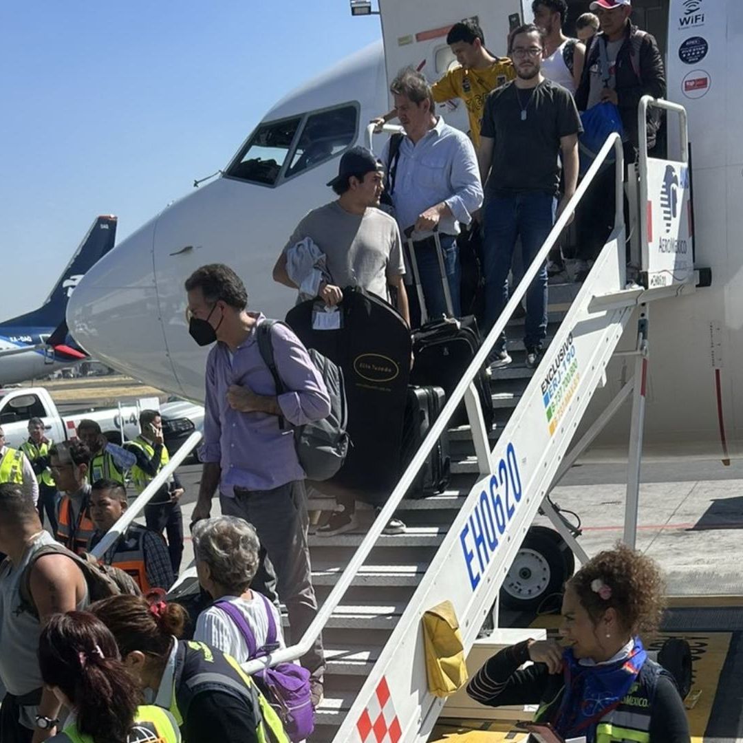 'Nos Salvó la Vida': Pasajeros Apoyan a Hombre que Abrió la Puerta de un Avión en el AICM
