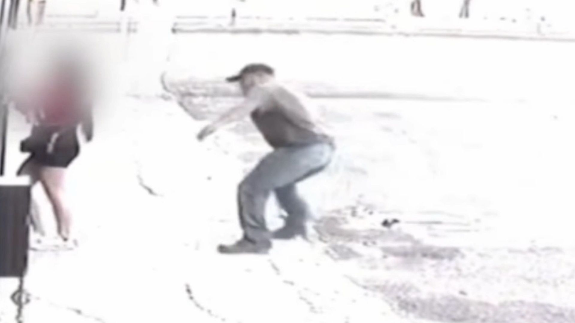 VIDEO Hombre Persigue a Mujer y la Intenta Besar en la Colonia Zona de Oro en Celaya