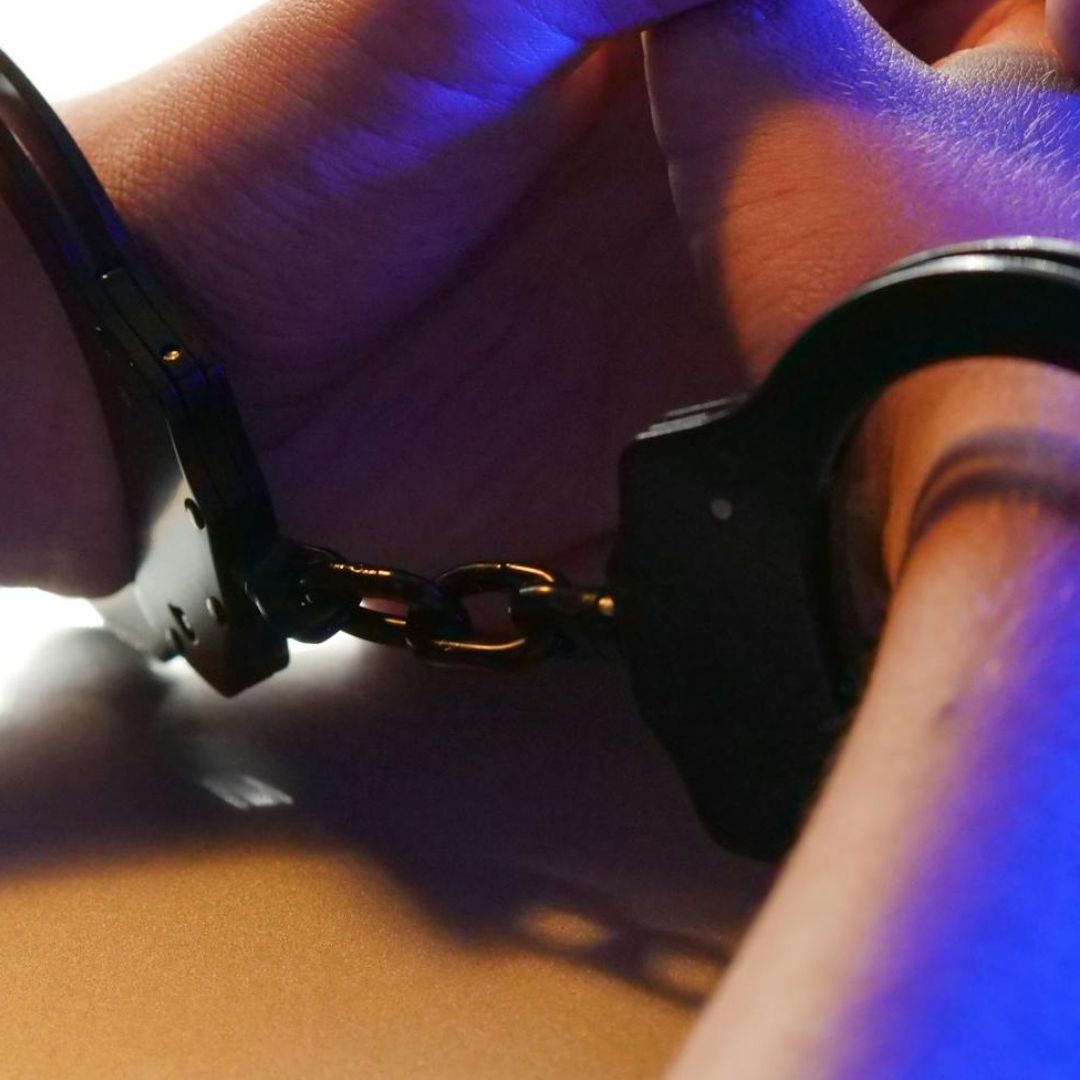 Sentencian a Mujer a Casi Tres Años de Cárcel por Besar a la Fuerza a Joven de 19 Años