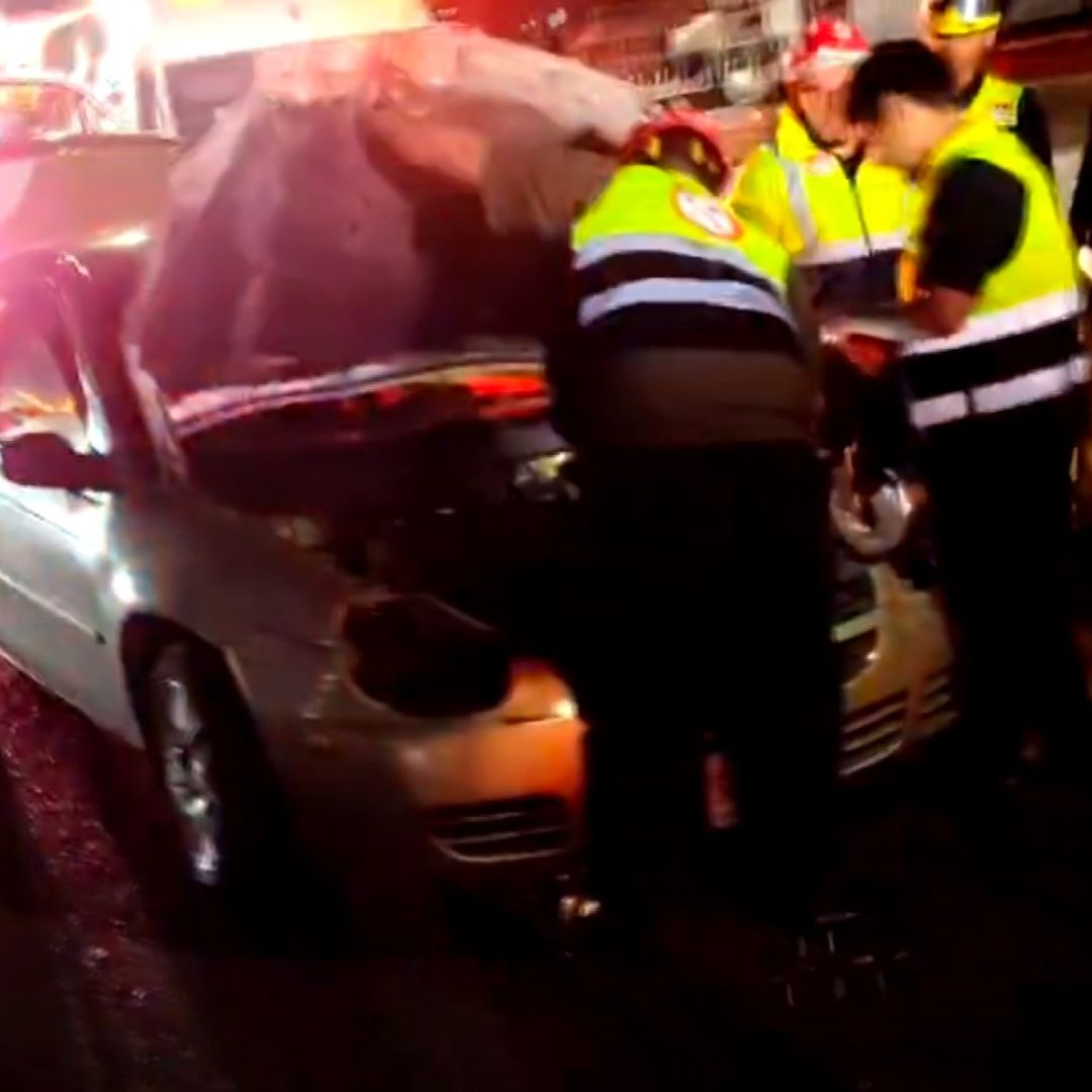 Dos mujeres y un hombre viajaban en el auto que se impactó contra la patrulla
