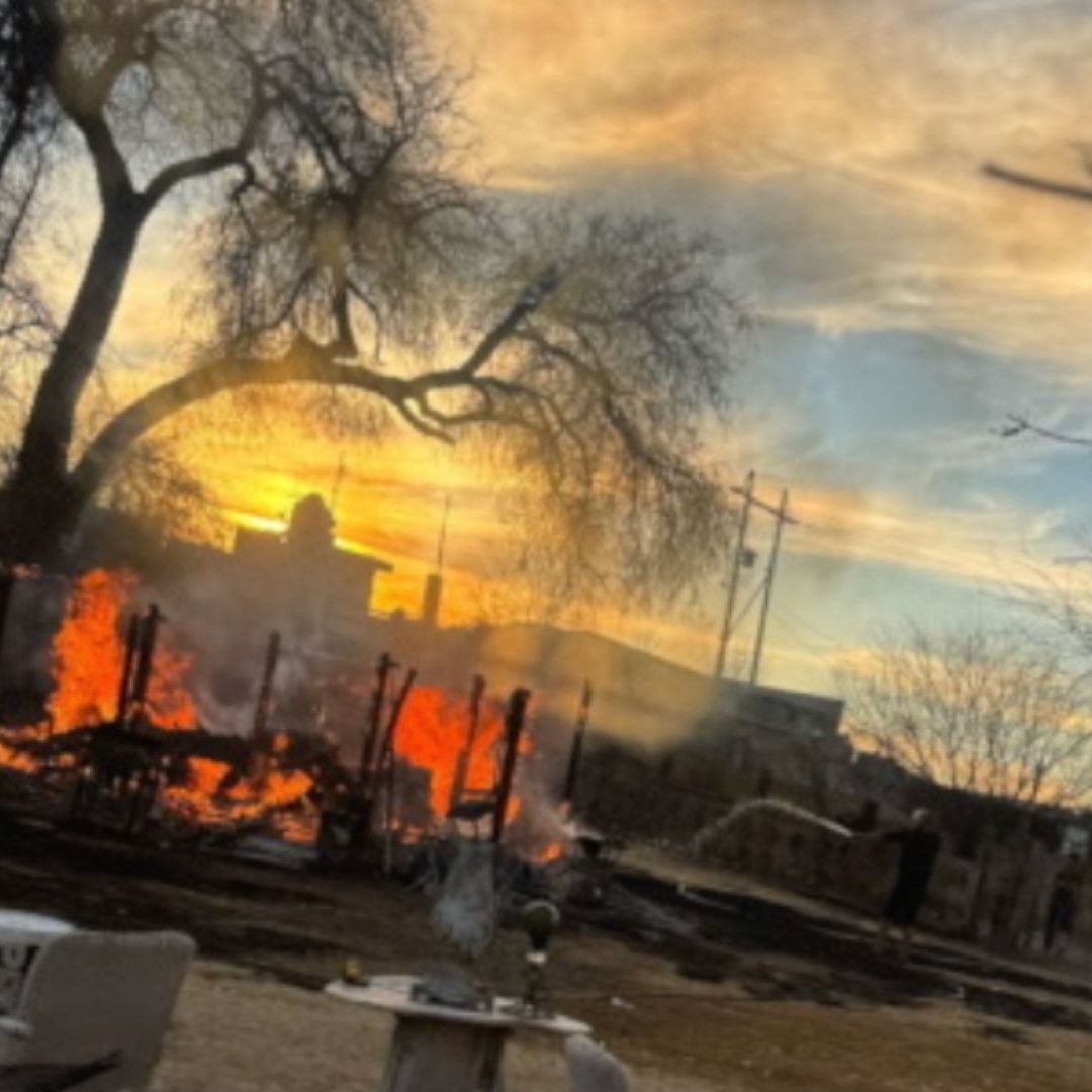 Rescatan del Fuego a Abuelito tras Explotar Tanque de Gas en su Casa de Madera en Nogales