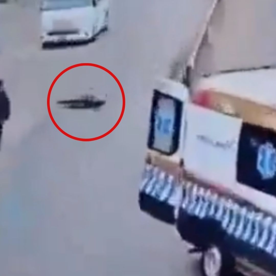 Video: Puertas de Ambulancia se Abren y Paciente Cae en Pleno Traslado