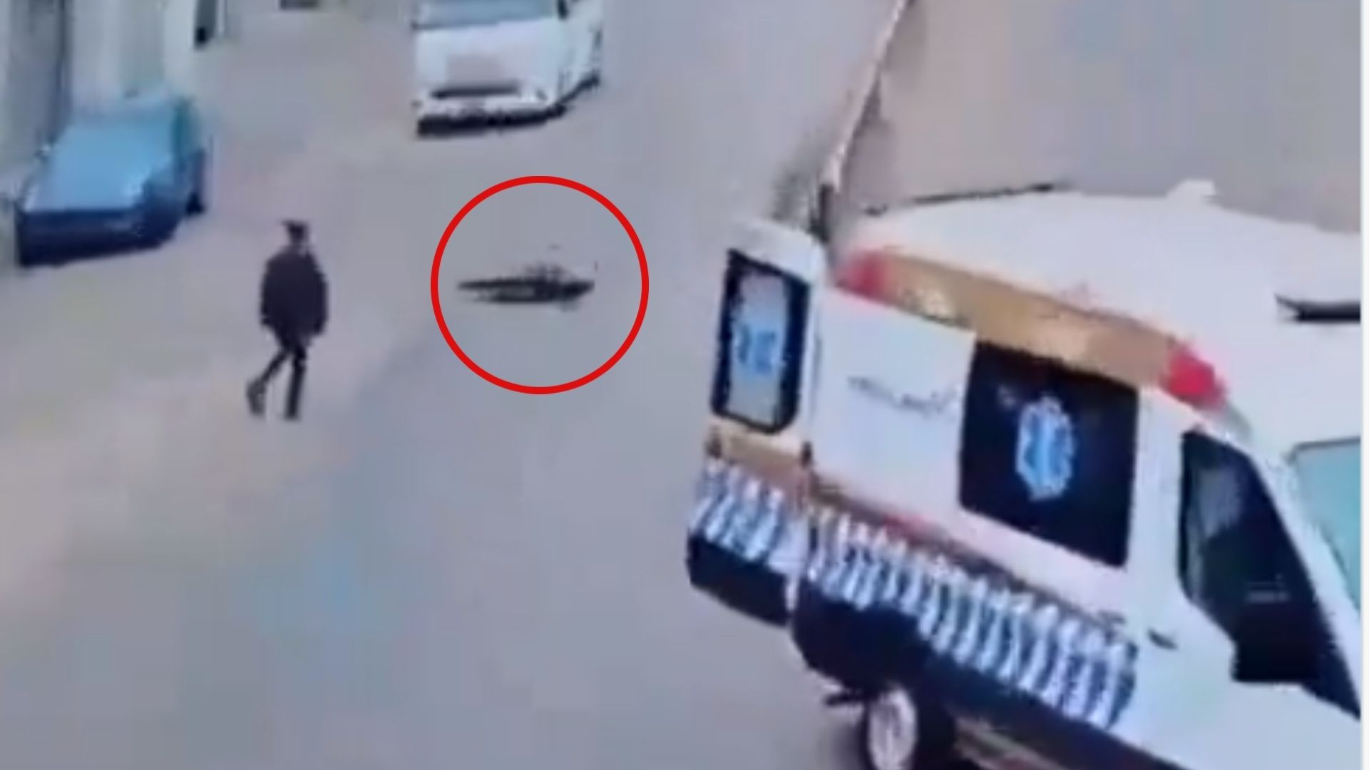 Video: Puertas de Ambulancia se Abren y Paciente Cae en Pleno Traslado