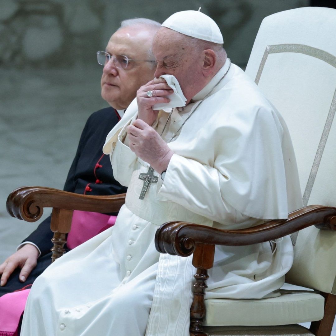 Primero Estuvo a Punto de Caerse y Ahora Papa Sufre de un Fuerte Resfriado