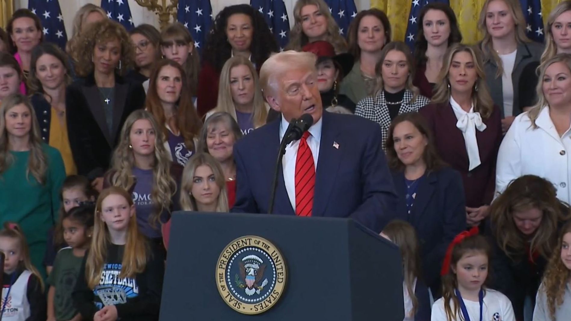 Donald Trump Prohíbe Atletas Trans en Competencias Femeninas; Firma Nueva Orden Ejecutiva.