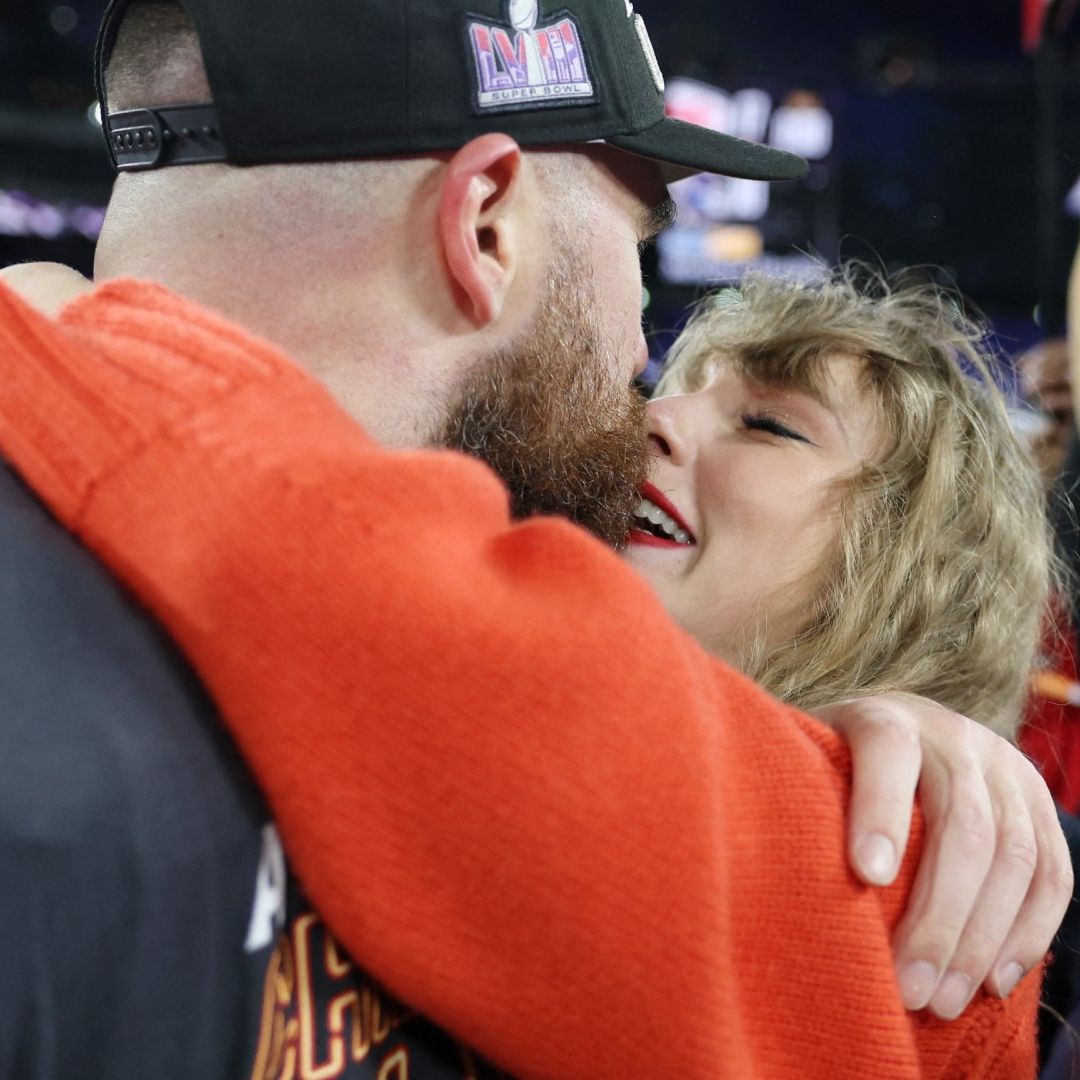 Taylor Swift besa a su novio Travis Kelce tras Victoria de los Chiefs de Kansas City