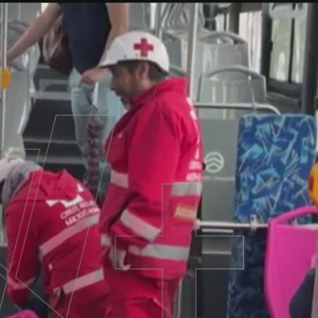 Mujer de la Tercera Edad Queda Herida Tras Caer en Camión "Muevoleón" en Monterrey