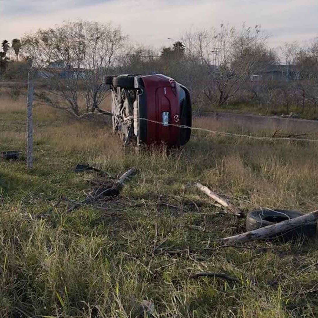 Una madre de familia y su hijo resultaron lesionados por la volcadura.