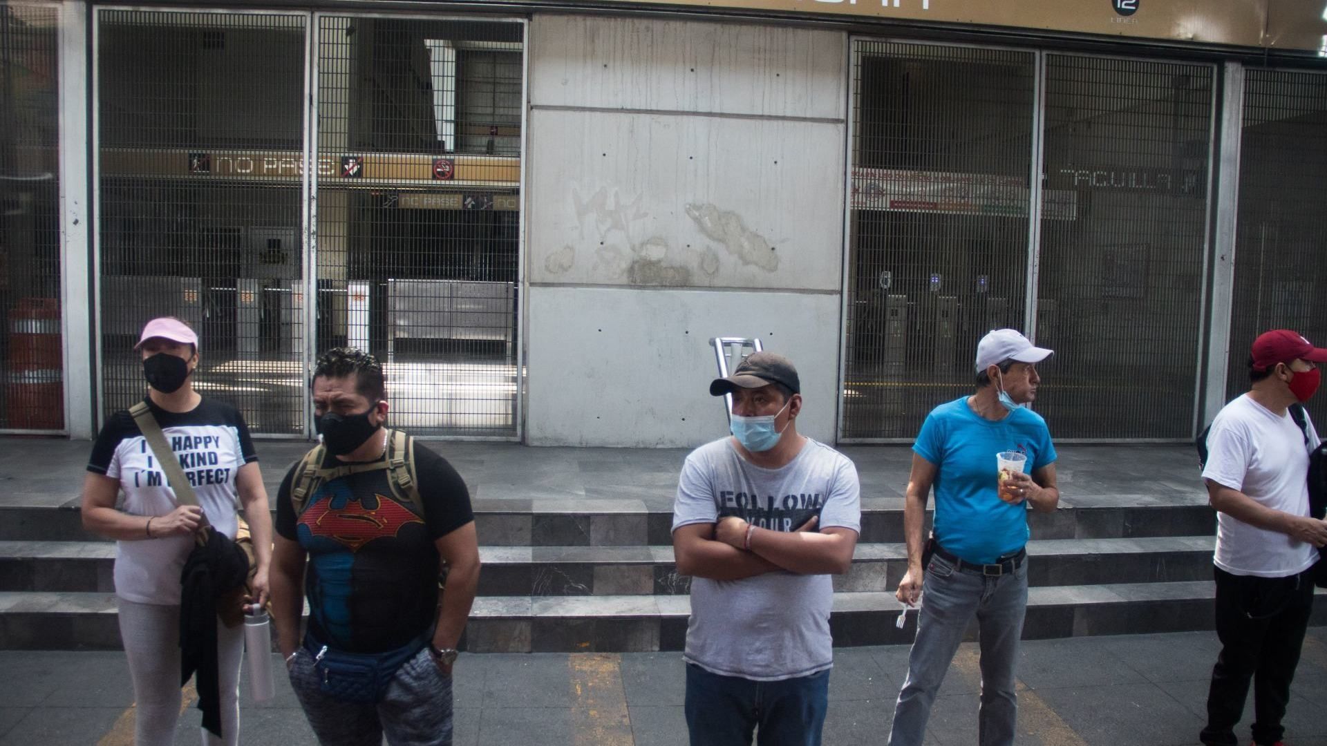 Usuarios de la Línea 12 del Metro