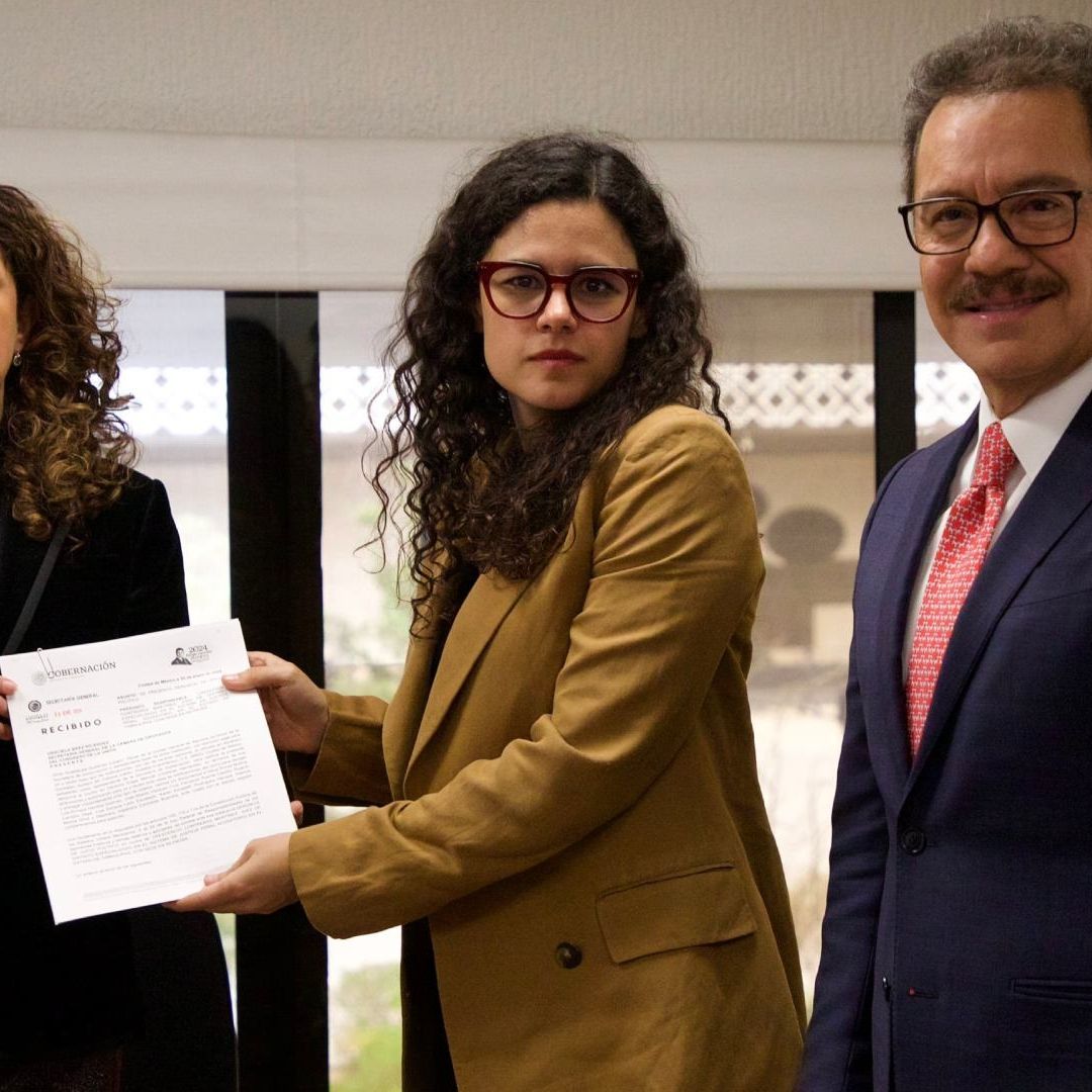 La titular de Segob, Luisa Alcalde al entregar la solicitud de juicio político.