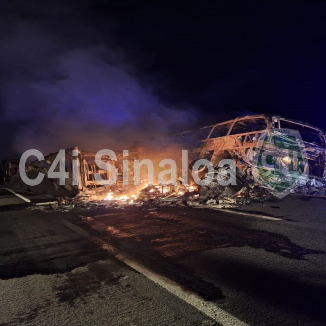 Chocan y se incendian camión y tráiler en Sinaloa